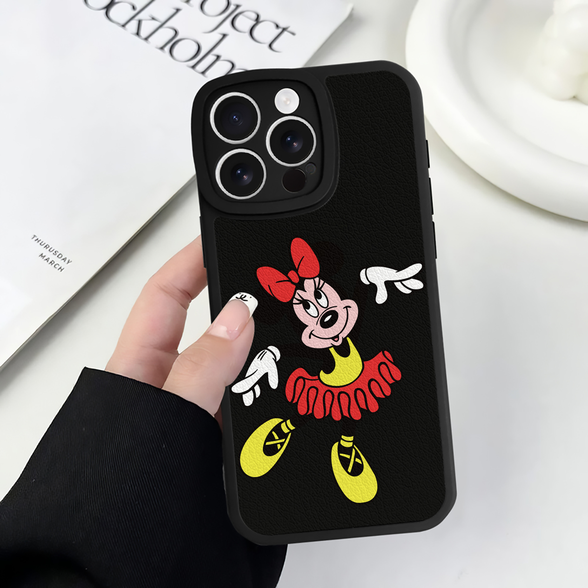 （画像用） ミッキーマウス Mickey Mouse 【iPhone 16シリーズ対応】シリコンスマホケース（レザー調） 材質：シリコン